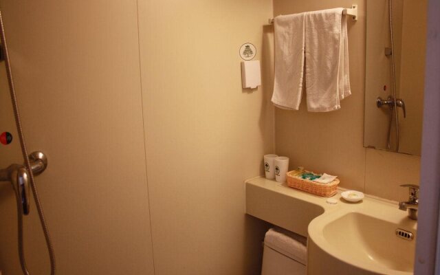 GreenTree Inn Shandong Qingdao Railway Station Square Express Hotel