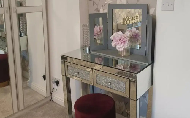 Beach Apartment - Sleeps 4, Garden & Parking