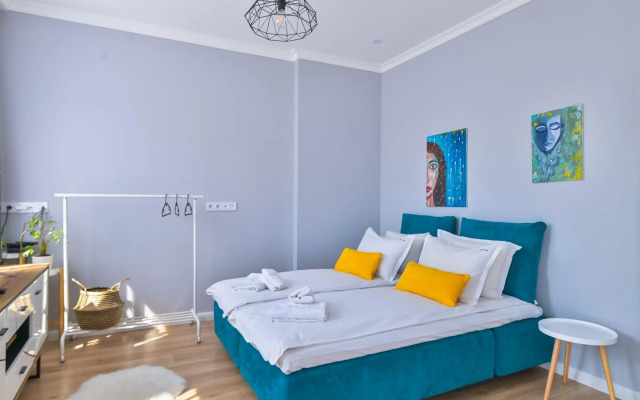 - The Blue Apartment - 1BD with Artistic Interior Design