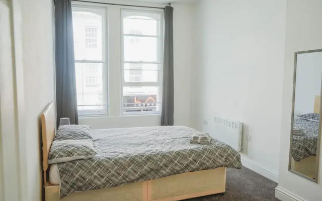 1 Bed Flat in Pedestrianized High Street