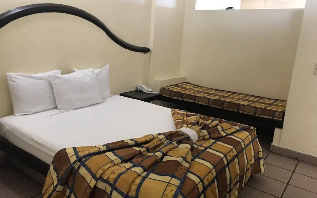 Del Real Hotel & Suites