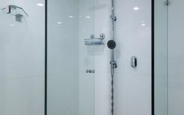 New Modern Apartment in Central Location