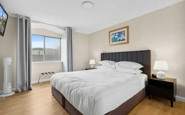 Stylish 2-bed Camperdown Apartment With Balcony