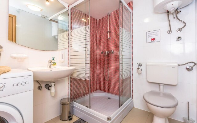 Awesome Home in Brela with Hot Tub, WiFi & 4 Bedrooms