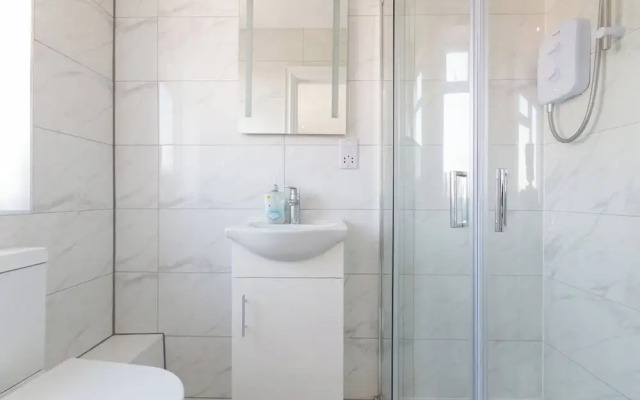 Harrow Haven Retreat - Modern City Apartment