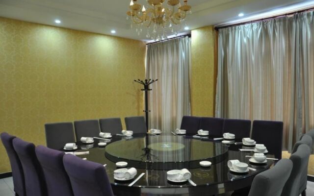 Yichuan Longsheng Business Hotel