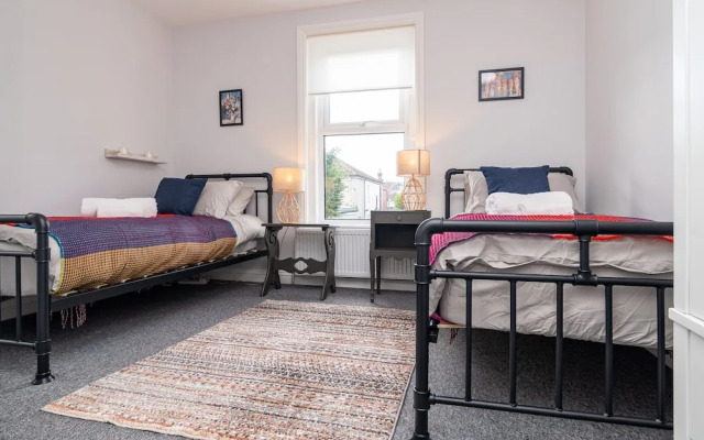 Little Boat: A Modern Beachside Flat