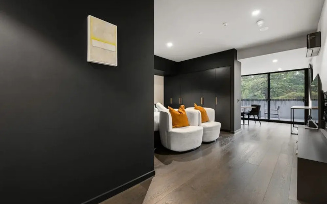 Immaculate Braddon Studio With Accessible Bathroom