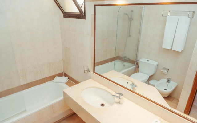 LIVVO Lago Taurito Hotel & Aquapark