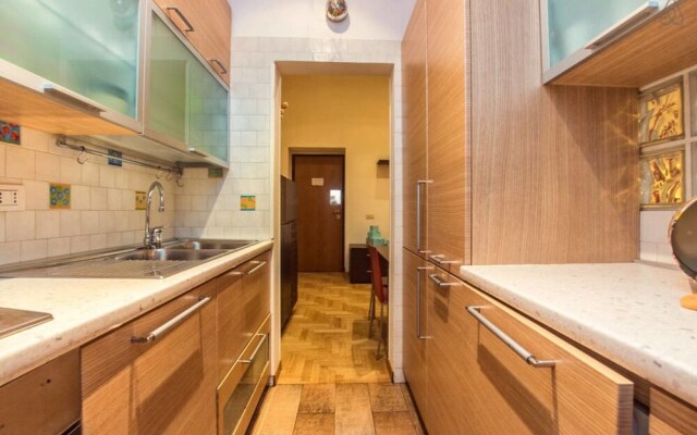Eclectic 3 bed Flat 10 Minutes From the Colosseum