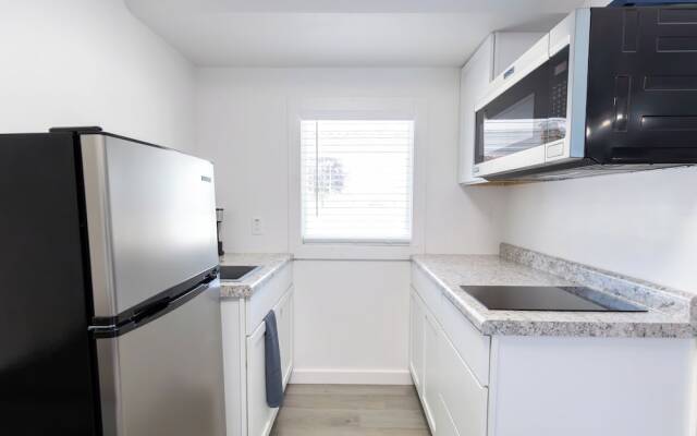 Anchor Bay Inn and Suites