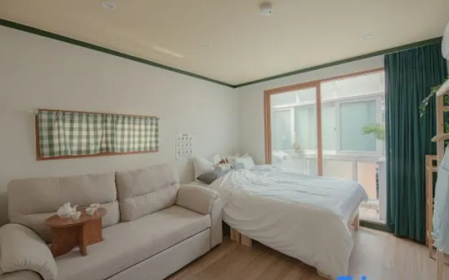 Hongik Univ. Station Romantic Rooftop House