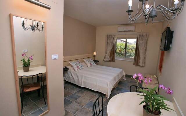 Shaar Hagolan Kibbutz Country Lodging