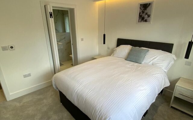 Stylish 2 Bed Flat with Parking