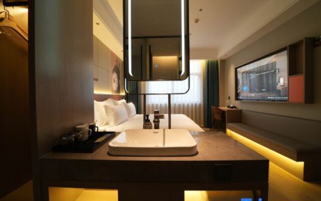 Three Cats Hotel (Guangsha Construction College)