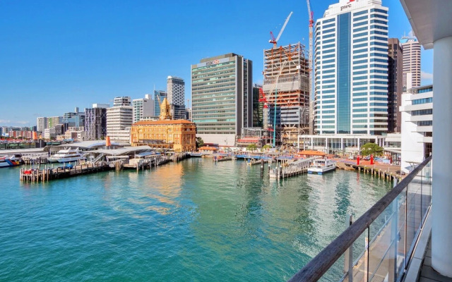 Stunning Harbour & City View Studio