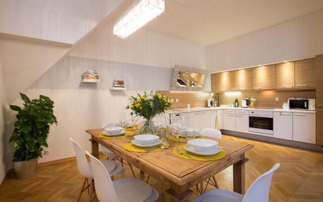 Decadent Art Deco Apartment in Old Town