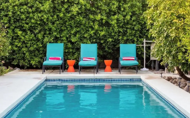 Poolside Palm Springs Paradise