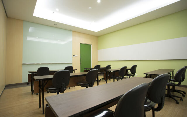 Zest Jemursari by Swiss-Belhotel International