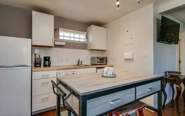 Charming Mid Town Guest House W/private Patio!