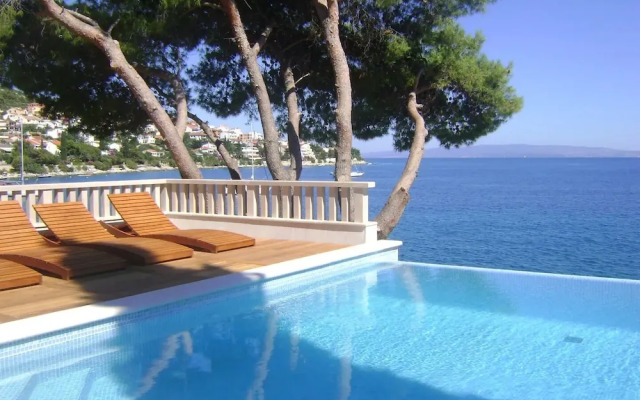 Sea Front - With Pool - H