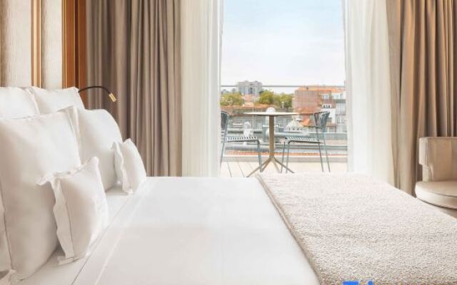 Wine & Books Porto Hotel
