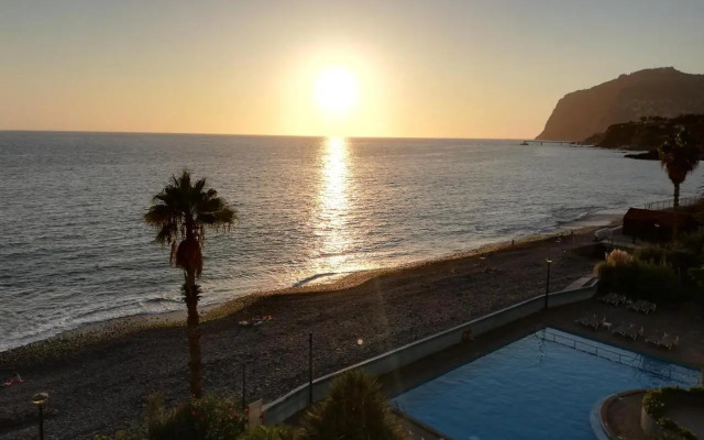 By the Beach & Pool Apartment