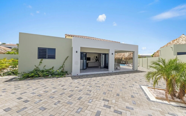 Villa Paradise with pool at mambo beach