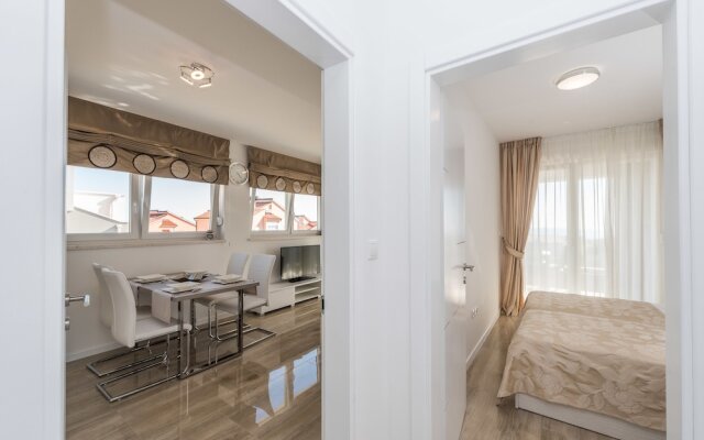 Apartments with Pool Villa Zora