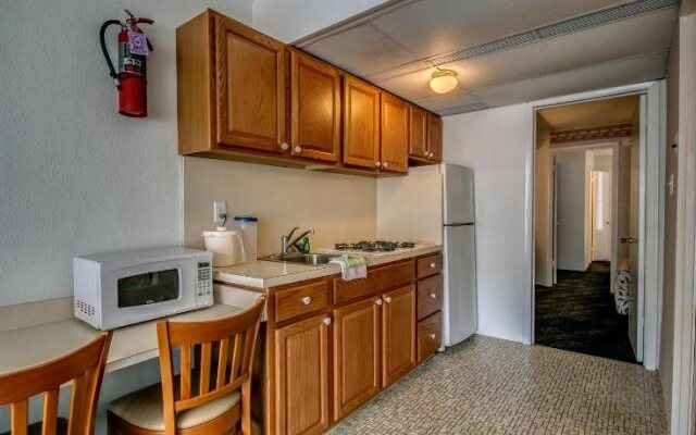 Admiral Resort Motel