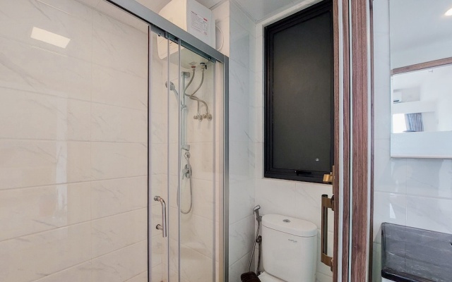 Comfortable Design 2BR with Washing Machine Sky House BSD Apartment – Bathroom – Legok