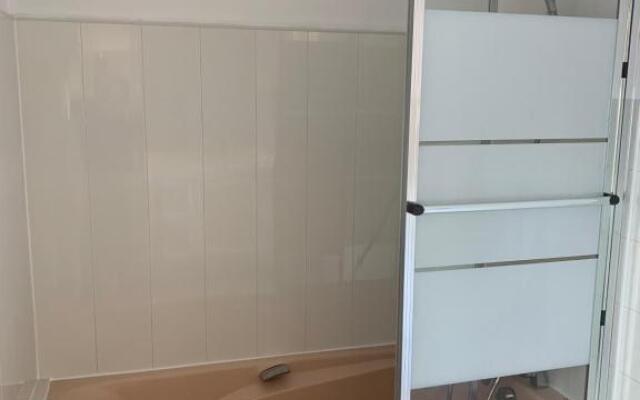 Les pieds dans l'eau accès direct à la plage !