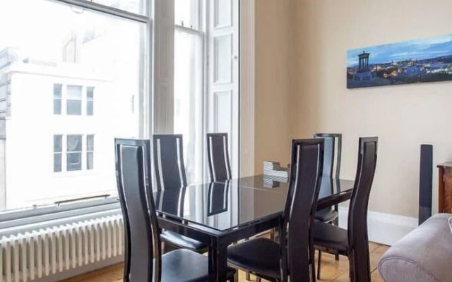 Old Town Stylish Apartment - 5 mins walk to Castle