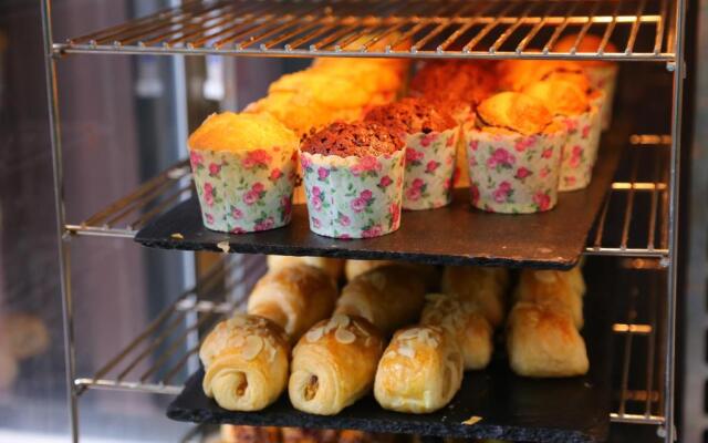 Asia International Hotel Guangzhou - Overseas Buyer Registration Services in Hotel & Free Shuttle between Hotel and Exhibition Center during Canton Fair