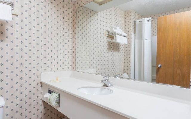 Days Inn & Suites Dundee