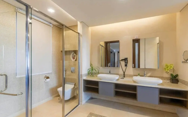 Luxe 6BR Beachfront Villa: Group Getaway Haven