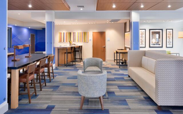 Holiday Inn Express & Suites Madison, an IHG Hotel