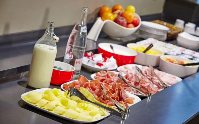 Kyriad PARIS NORD  Ecouen La Croix Verte