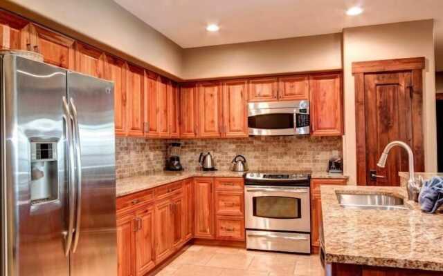 Ski in, Ski out 2 Bedroom Mountain Condo at the Base of Peak 7 with Quick Access to Historic Downtown Breckenridge