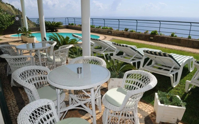 An uninterrupted 180º overlooking the Atlantic Ocean.