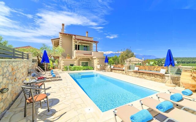 Villa Solaris Heated Pool & Hot Tub