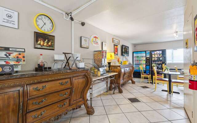 Super 8 by Wyndham Millbury/Toledo