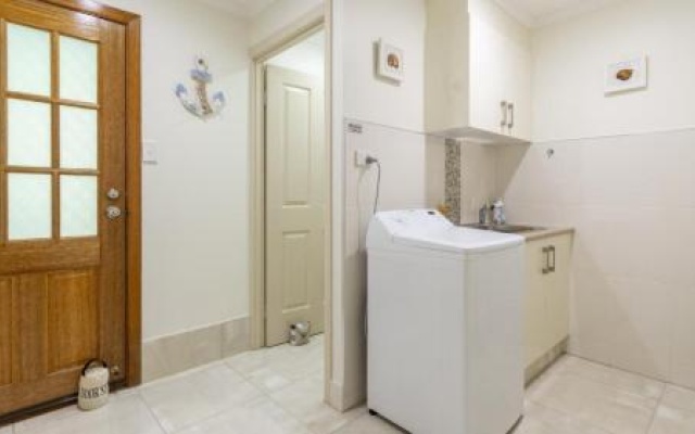 Comfortable lowset family home only minutes from the water! Tarooki St, Bellara – Guest Rooms – Bellara