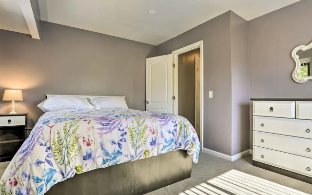 Vibrant Teaneck Home ~ 12 Mi to Manhattan!