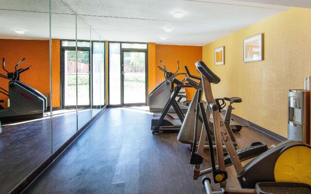 Econo Lodge Inn & Suites