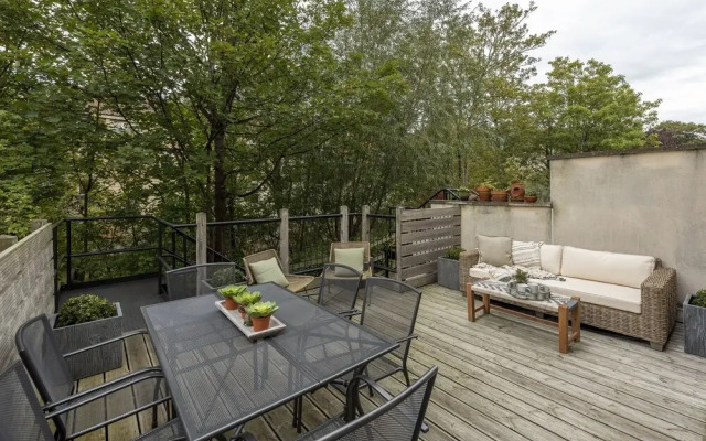 Riverside Home with Private Parking