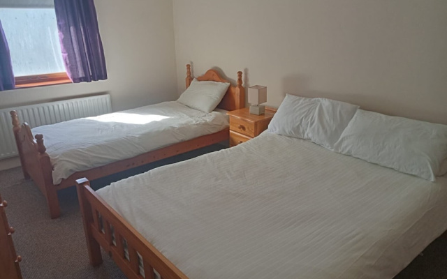 Central 2-bed Apt, Sleeps 5 Above Great Derry Pub