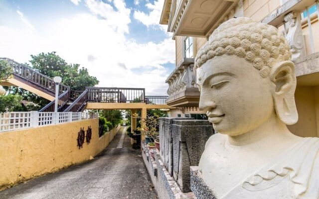 Whales Mountain & Seaview Resort