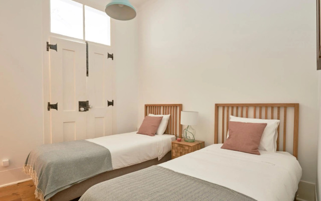 Sunny Pink Street Historical Apt, By TimeCooler