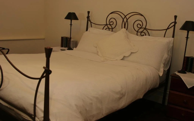 Stones Throw Cottage Bed & Breakfast